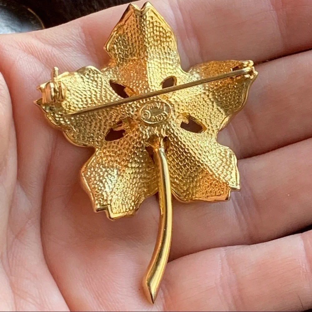 New View || Gold Toned Floral Pin Brooch